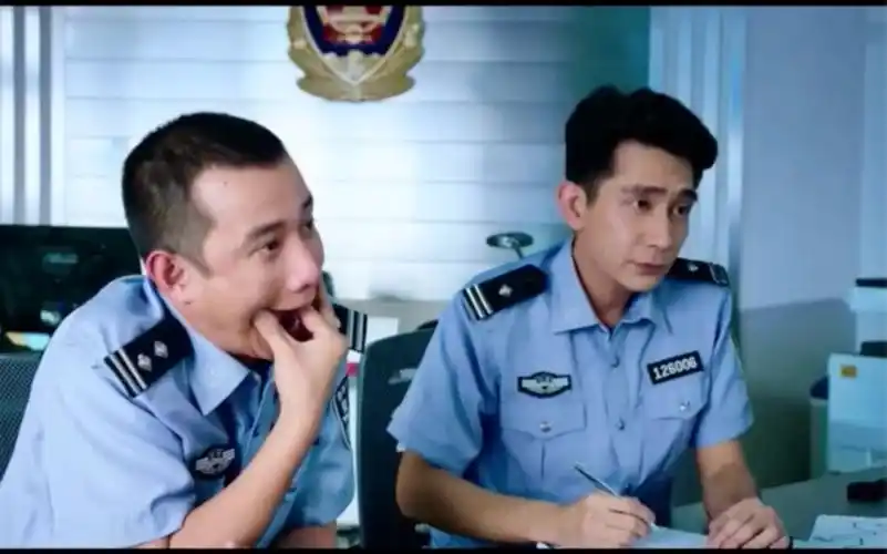 两个警察大笑的原影视视频看一次笑一次