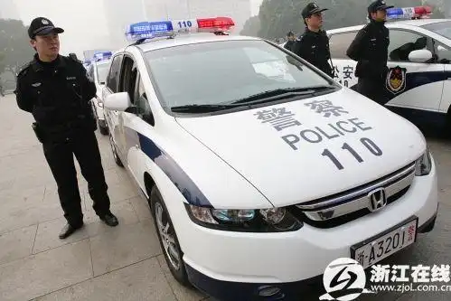 警灯闪耀,一溜60辆左右的崭新110巡逻警车驶入武林广场,这是杭州市