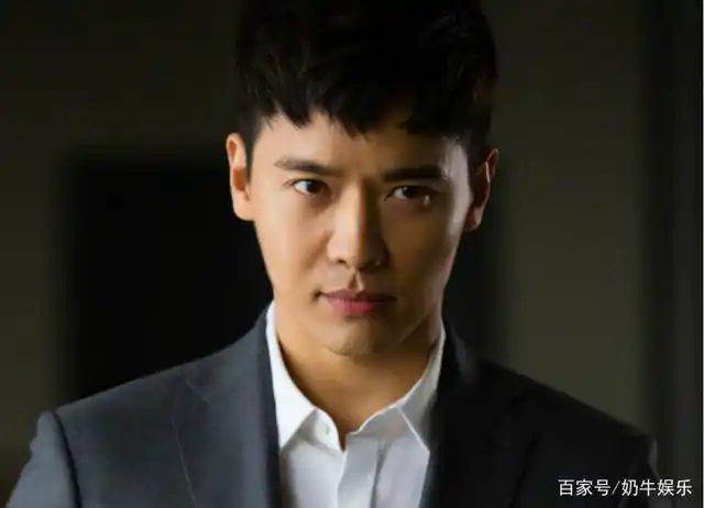 董璇苏小玎被拍牵手前往酒吧,双方互搂腰,贴耳密语,恋情疑曝光