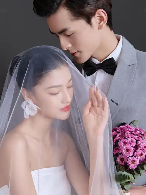 经典大气婚纱照灰色系皇冠摄影时尚婚纱