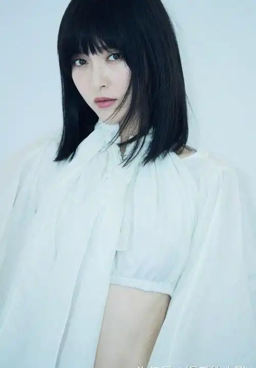 唐嫣新造型,长发齐刘海,元气满满少女力十足!