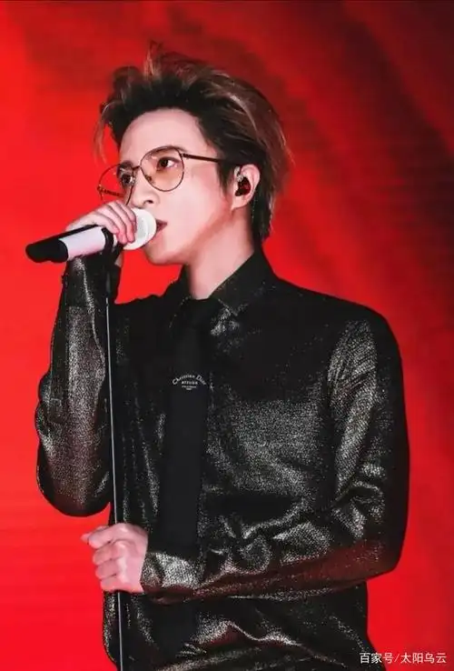 今日份薛之谦图集来了,歌美人帅,唱歌的样子太迷人了吧!