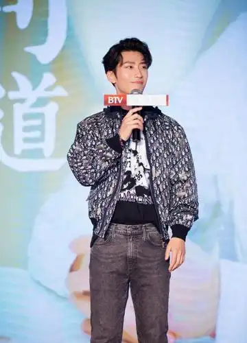 窦骁182cm身材比例真好,衣品干净帅气,难怪何超莲这么喜欢他