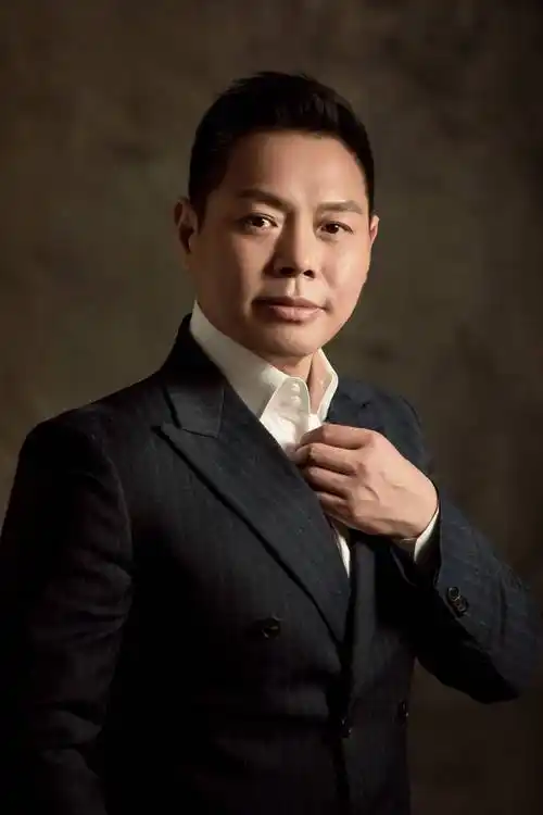 赵国英曝光新写真 西装笔挺彰显成熟男人魅力_工作_生活_休闲装