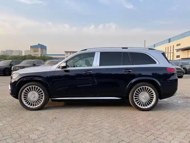 2021款奔驰迈巴赫gls600蓝银双拼实拍