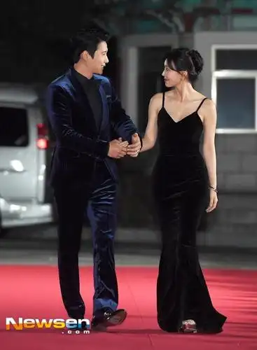 金素妍夫妇牵手走红毯 望向老公李尚禹眼神有爱