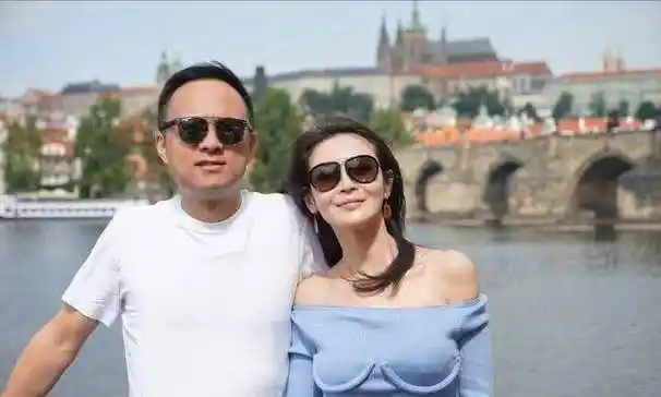 出道十几年零绯闻的她,让圈外老公甘愿当奶爸|胡俊|高露|演员|于明加