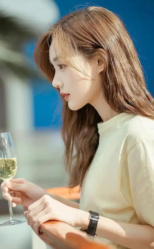 李一桐甜美可爱玲珑精致明艳动人