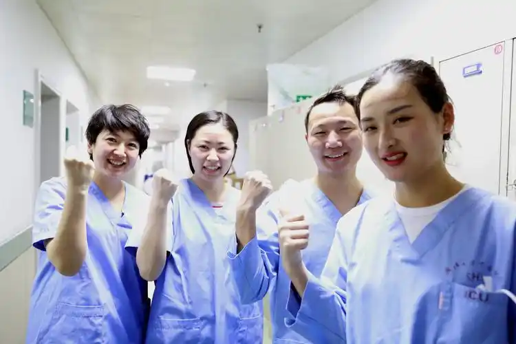 最美素颜:刚换班脱下闷热防护服的医护人员,脸上带着压痕