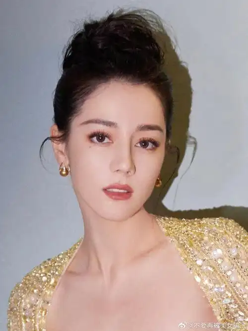 女神降临温婉知性的豆沙色系妆面搭配气质高盘发气场全开是惊艳绽放的