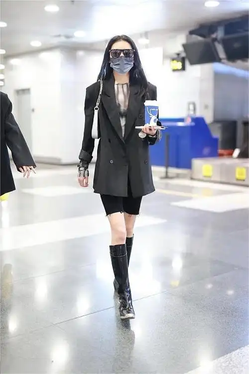 有种"腿精"叫张予曦,短裤配长靴美腿格外惹人眼球!