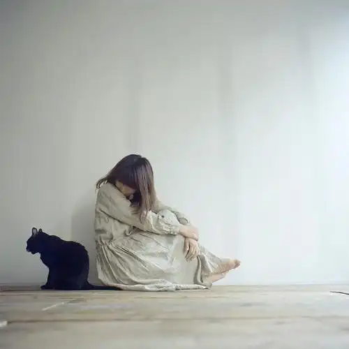 寂寞孤独甚至像是空气凝结般的静谧,阳光以一种安静的姿态很柔软地洒