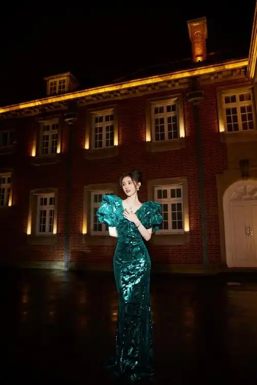 鞠婧祎墨绿珠光鱼尾裙