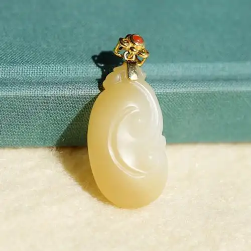 新疆和田玉18金镶糖白如意挂件