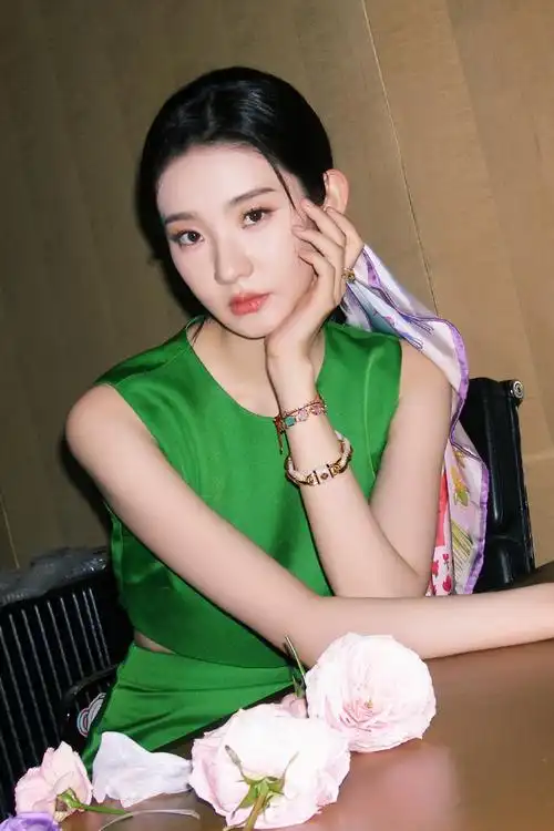 张艺凡胶片风绿裙随拍#张艺凡更新一组绿裙低马尾造型胶片风随拍好像