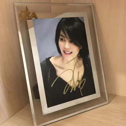 王菲亲笔签名照,带证书,含精美的玻璃相框,包邮#明星签名照  #王菲