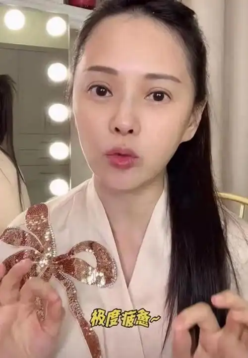 秦昊老婆跑韩国打水光针,56岁伊能静满脸针痕,感慨:真的好痛