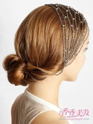 卷发带发髻低盘发发型将发丝层次的挽好,发尾挽在头发的内侧,沿着从下