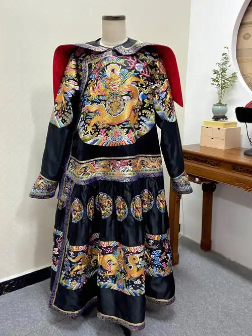 朝袍是清朝皇帝的礼服之一,是皇帝在朝贺和祭祀活动时穿的服装.