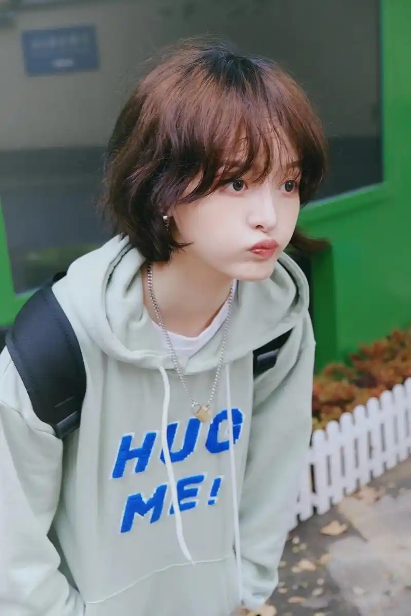 班里很帅的那位女同学#卷毛 #短发女生 - 抖音