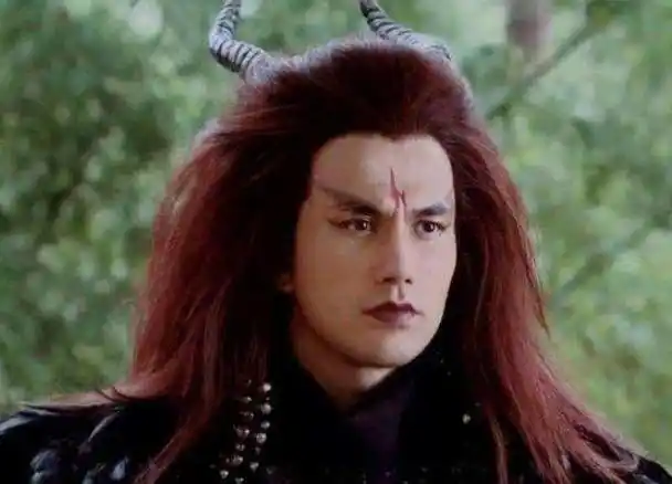 还记得《仙剑3》中的魔尊重楼吗?卸妆留胡子梳大背头,男神一枚