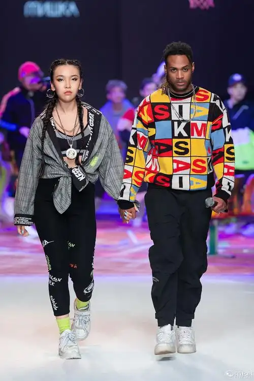 潮牌头像  穿潮牌的头像  女生潮牌  潮牌大全  潮牌