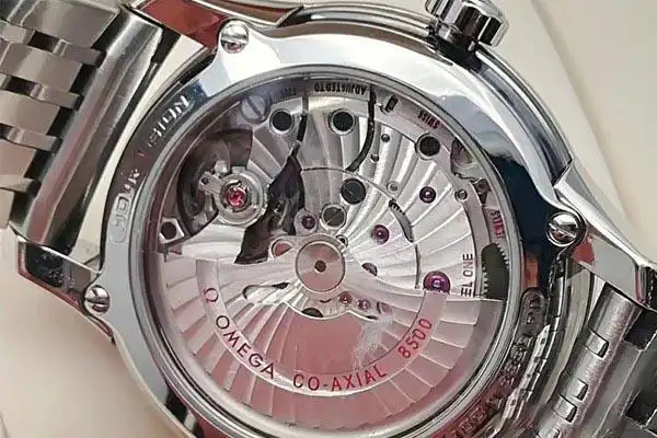 95新欧米茄碟飞系列腕表背面图