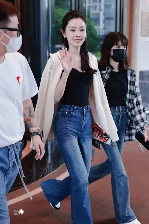 被宋轶的下班图惊艳到!穿抹胸 牛仔裤身材像葫芦,性感又迷人!