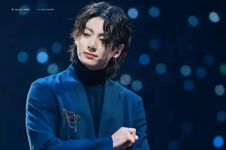 这个造型有点优雅殿下的感觉 67田柾国tma饭拍好好看!