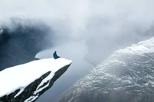 简介:一组精美的坐在高山悬崖边上的人物图片,坐在,高山,悬崖,边上