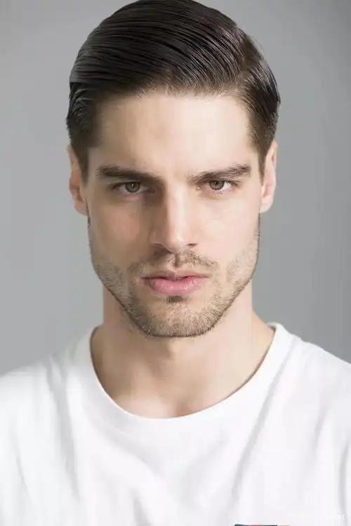 他的外形条件非常出众,拥有高挺的鼻子,完美的菱形脸