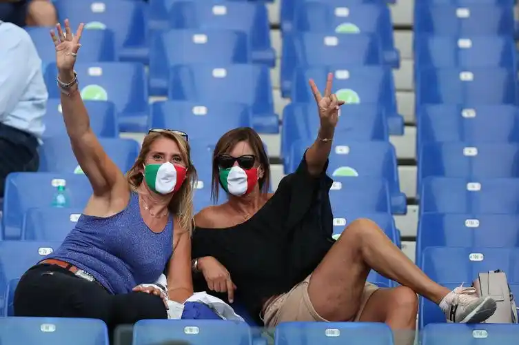 足球——欧锦赛:球迷助阵