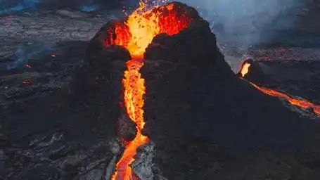印尼喀拉喀托火山28日发生多次喷发,火山灰柱最高达2000米