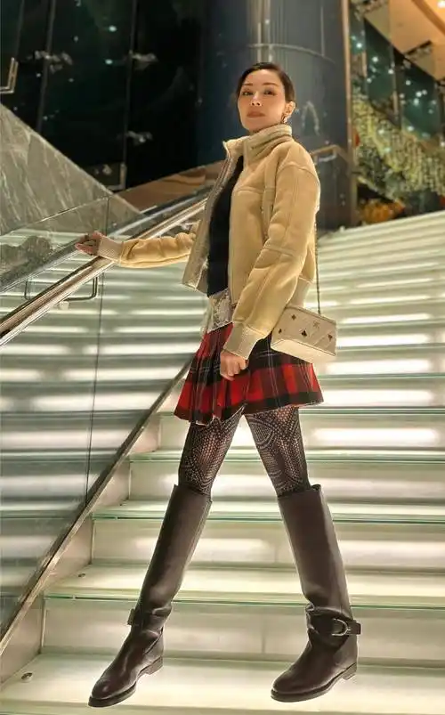 52岁李嘉欣一改贵妇穿衣风格,穿学院风短裙减龄显嫩,有颜任性_白色