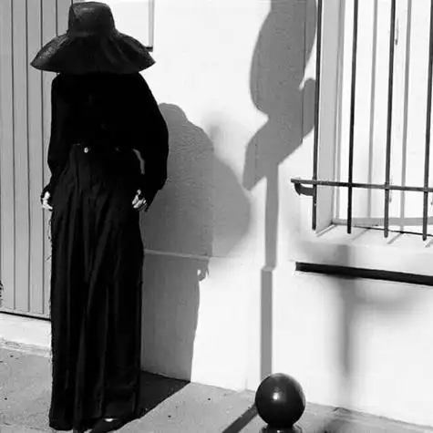 跌跌撞撞满身伤痕的女人伤感美女头像气质高冷黑白