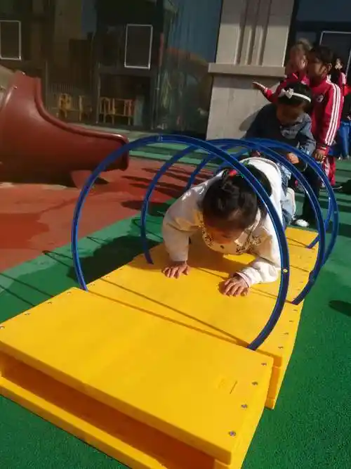 馨宇幼儿园大二班小朋友丰富多彩的晨间锻炼～～～体能大循环