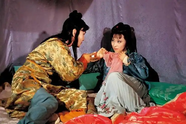 他的第一场戏,跟着王熙凤去探望生病的秦可卿,当时需要宝玉立马哭出来