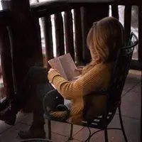 女子静心看书图片唯美 安静看书的美女图片_微信头像图片大全