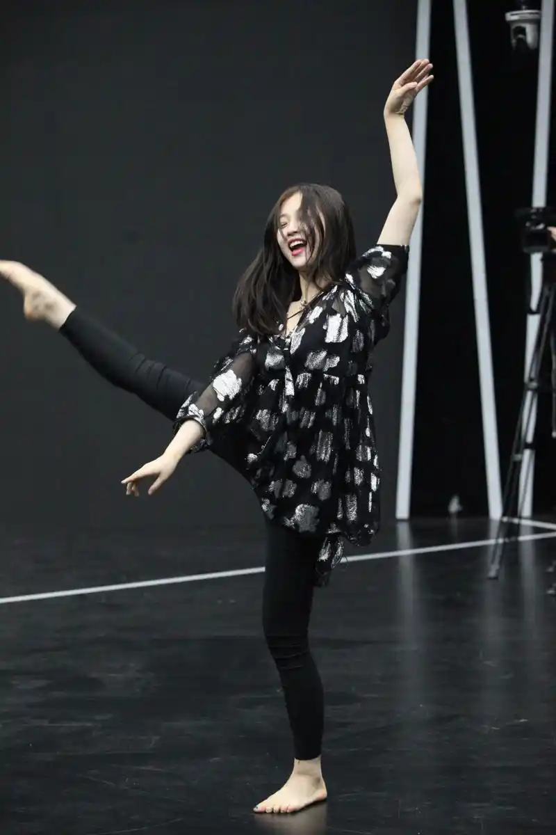 虞书欣光脚排练花絮