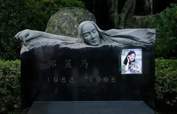 1995年5月8日,歌后邓丽君在泰国清迈因病去世,年仅42岁.