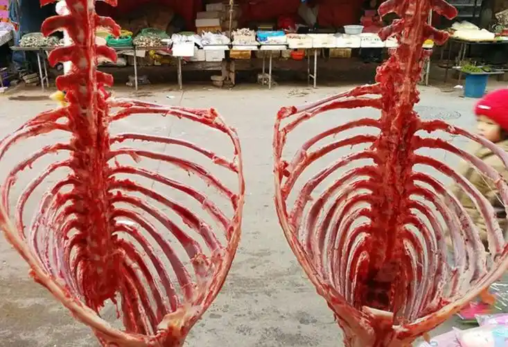 农村大集店主把羊剔成骨架卖,羊骨架全副8块钱一斤遭哄抢!