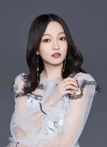 39岁张韶涵晒画画视频走下衣失踪风大秀美腿价值3万上衣抢镜