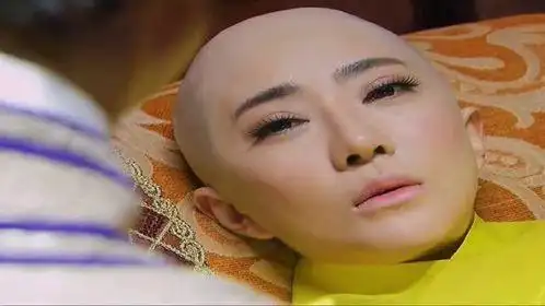 土郎中技术超前,竟然要给公主做开颅手术,公主颜值耐打剃光头依然美丽