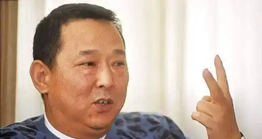 自从网吧出现,刘汉就常常偷偷地泡在这里,也正是通过这个机会,认识了