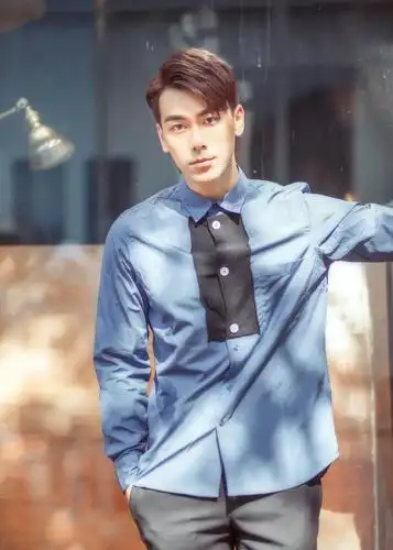 近日,戴向宇曝光一组夏日写真.