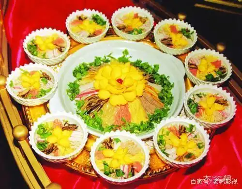 汤汤水水中的洛阳水席,用枸杞子和冬虫夏草点缀,食之壮阳补虚