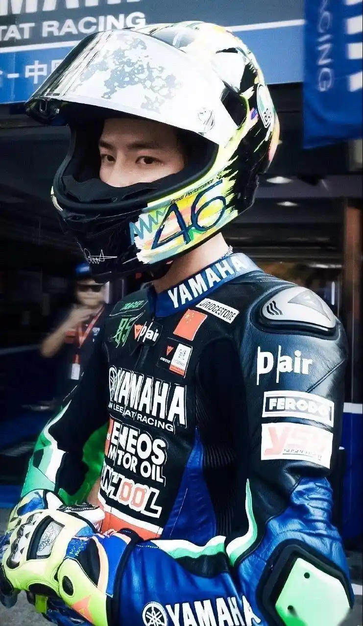 不够的话,酷盖王一博挑眉杀再来一波!话不多说,今天我们摩托车后座见!