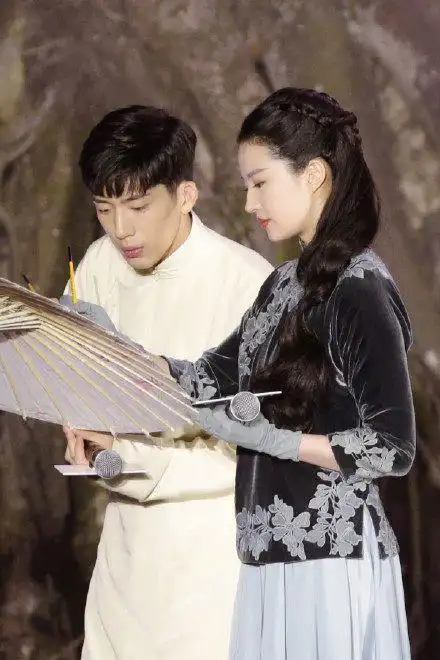 不穿仙女服的刘亦菲变身民国名媛,和井柏然站在一起略显丰腴