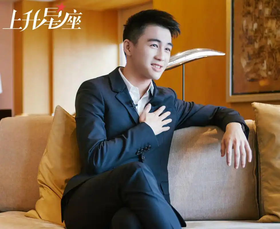 被提到他还是一个典型的"妹控",记者假设以后妹妹可能找男朋友时,何猷