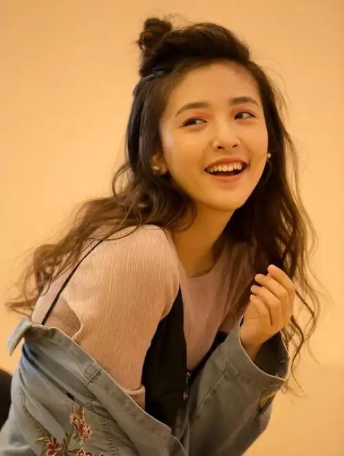 国内"最美校花"排行榜出炉,清华校花引争议,武大吴倩实至名归